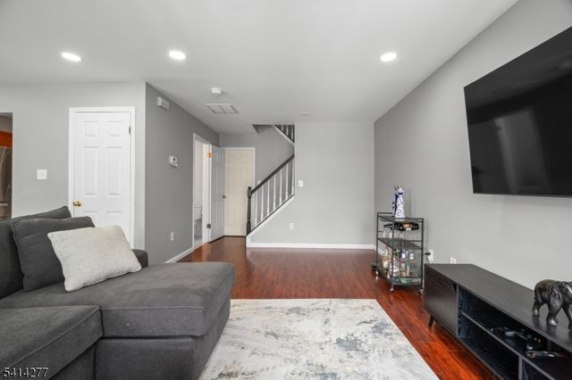 31 Dogwood St, Jersey City, NJ 07305