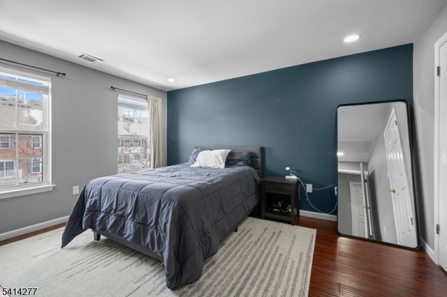 31 Dogwood St, Jersey City, NJ 07305