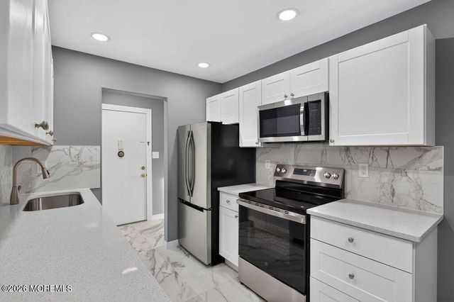 27 Meadow Green Circle F, Manalapan, NJ 07726