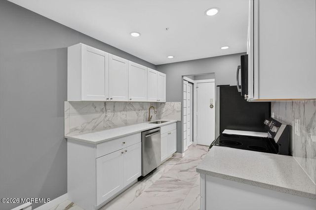 27 Meadow Green Circle F, Manalapan, NJ 07726