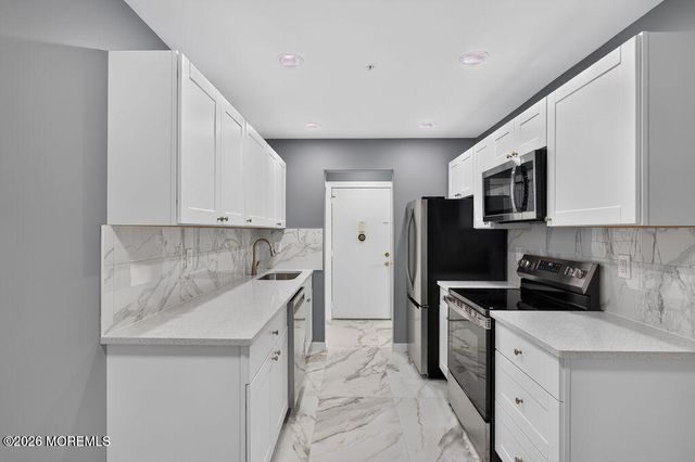 27 Meadow Green Circle F, Manalapan, NJ 07726