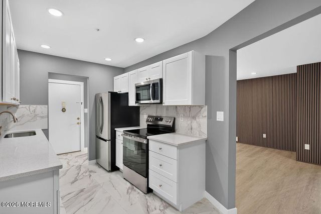 27 Meadow Green Circle F, Manalapan, NJ 07726