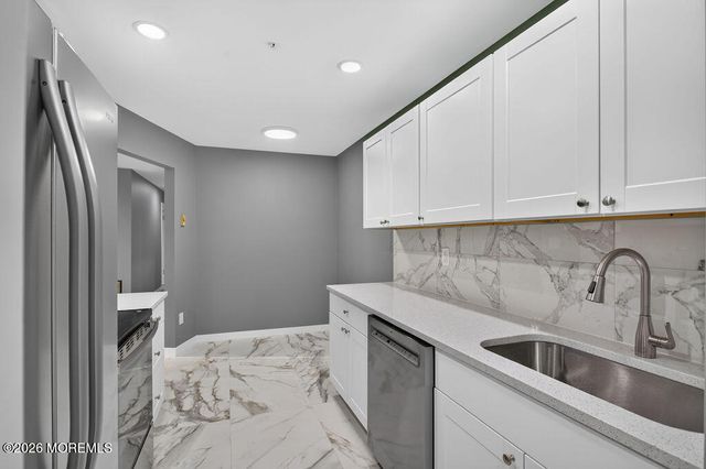 27 Meadow Green Circle F, Manalapan, NJ 07726