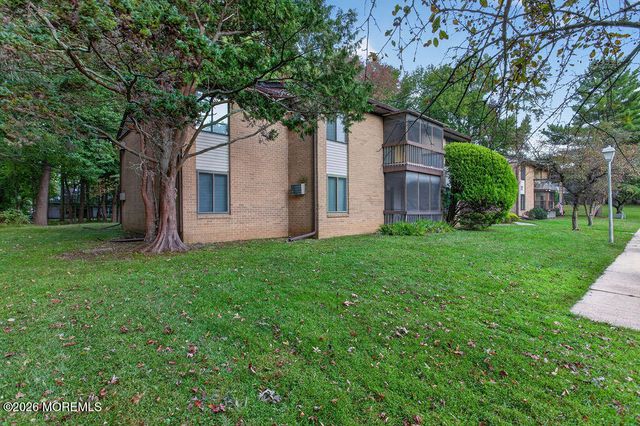 27 Meadow Green Circle F, Manalapan, NJ 07726