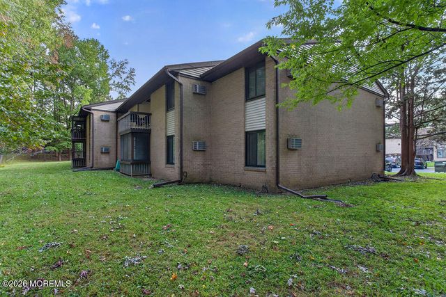 27 Meadow Green Circle F, Manalapan, NJ 07726