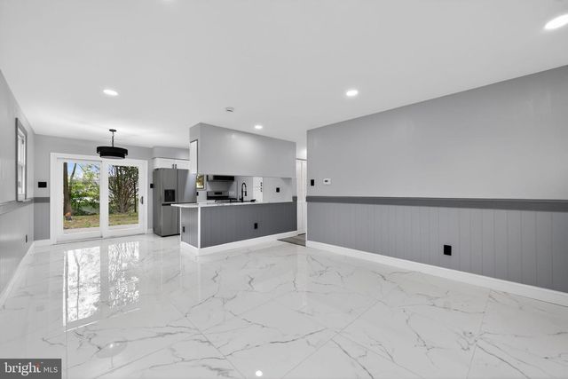 27 GIRARD AVE, Sicklerville, NJ 08081