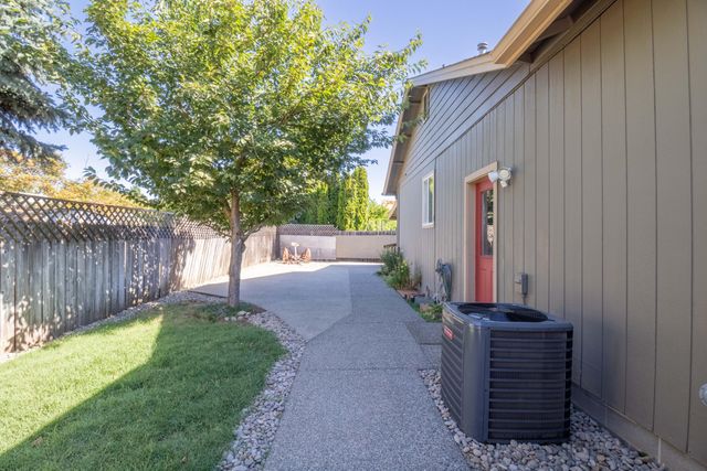 2124 SW Garden Valley Way, Grants Pass, OR 97526