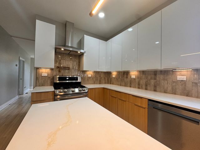 2430 S 57th Avenue, Cicero, IL 60804
