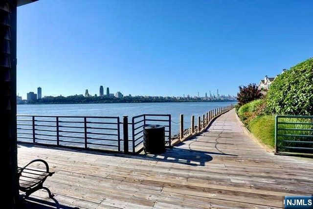 200 Grand Cove Way 5N, Edgewater, NJ 07020