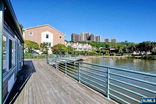 200 Grand Cove Way 5N, Edgewater, NJ 07020