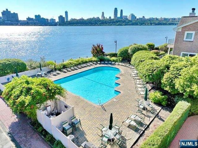 200 Grand Cove Way 5N, Edgewater, NJ 07020