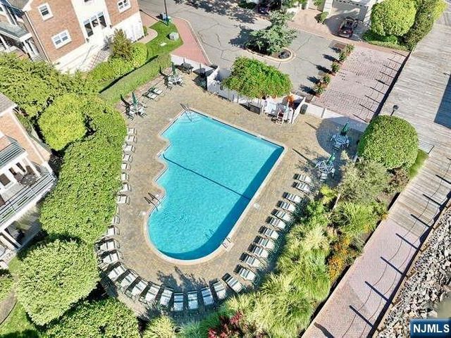 200 Grand Cove Way 5N, Edgewater, NJ 07020