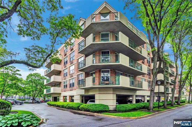 200 Grand Cove Way 5N, Edgewater, NJ 07020