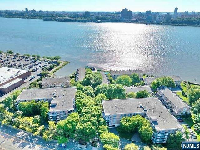 200 Grand Cove Way 5N, Edgewater, NJ 07020