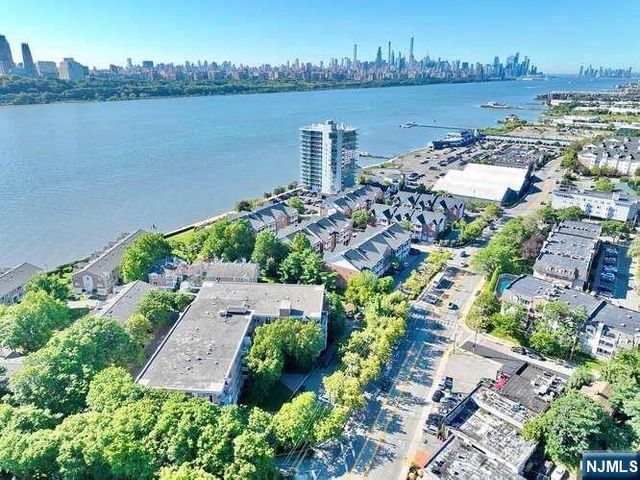 200 Grand Cove Way 5N, Edgewater, NJ 07020