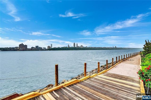 200 Grand Cove Way 5N, Edgewater, NJ 07020