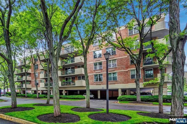 200 Grand Cove Way 5N, Edgewater, NJ 07020