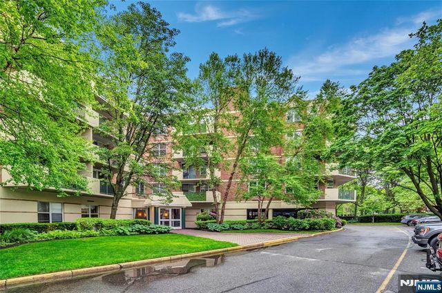 200 Grand Cove Way 5N, Edgewater, NJ 07020