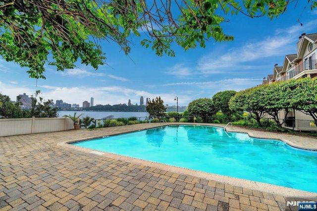 200 Grand Cove Way 5N, Edgewater, NJ 07020