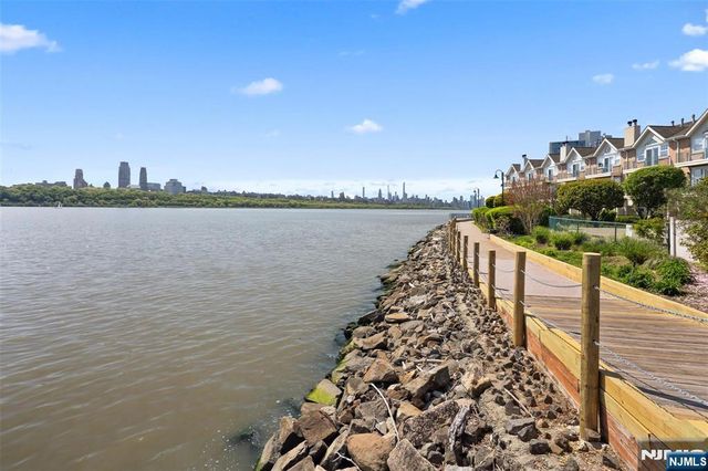 200 Grand Cove Way 5N, Edgewater, NJ 07020