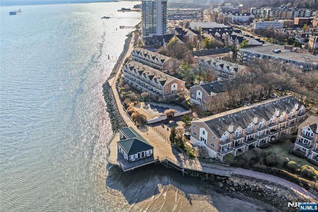 200 Grand Cove Way 5N, Edgewater, NJ 07020