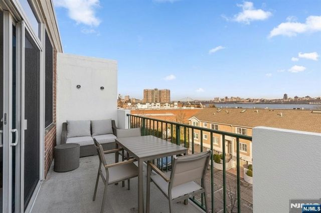 200 Grand Cove Way 5N, Edgewater, NJ 07020