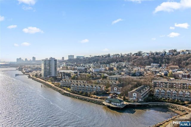 200 Grand Cove Way 5N, Edgewater, NJ 07020