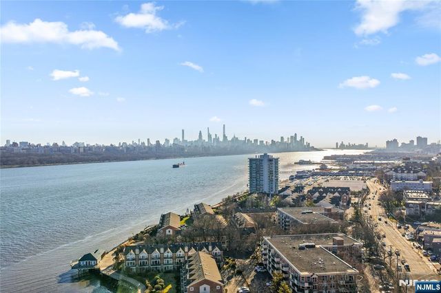 200 Grand Cove Way 5N, Edgewater, NJ 07020