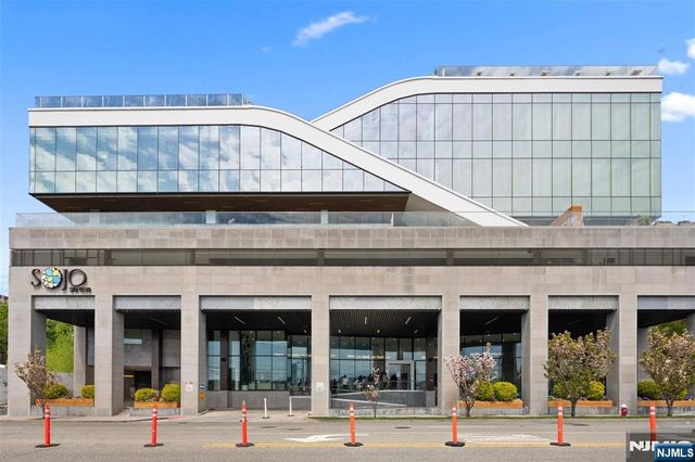 200 Grand Cove Way 5N, Edgewater, NJ 07020