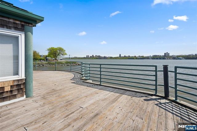 200 Grand Cove Way 5N, Edgewater, NJ 07020