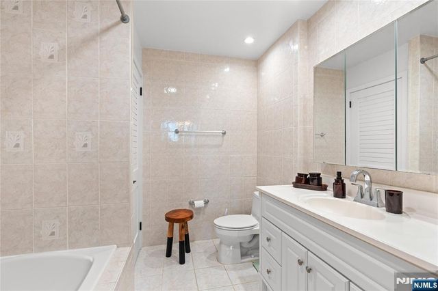 200 Grand Cove Way 5N, Edgewater, NJ 07020