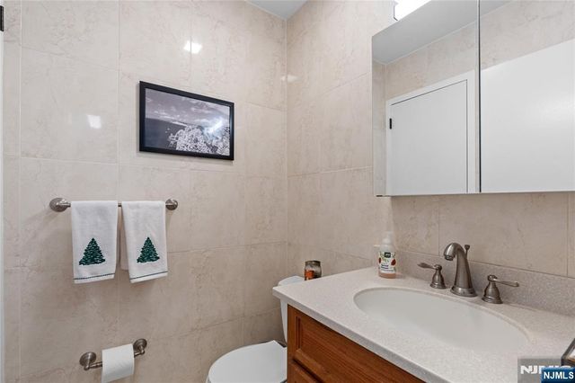 200 Grand Cove Way 5N, Edgewater, NJ 07020