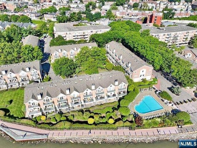 200 Grand Cove Way 5N, Edgewater, NJ 07020