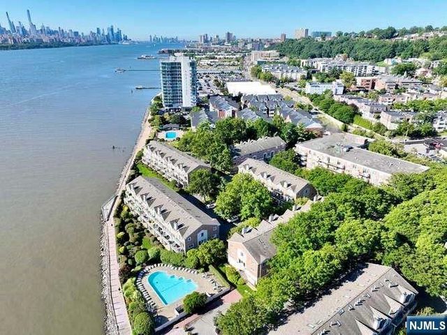 200 Grand Cove Way 5N, Edgewater, NJ 07020
