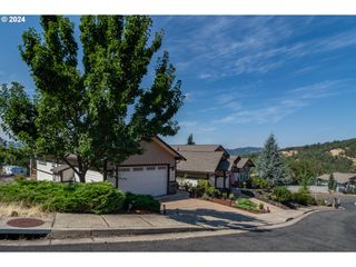 1556 Ne KENNEDY LOOP Dr, Roseburg, OR 97470
