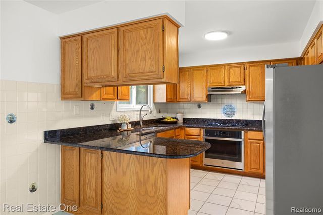2202 Prescott Drive, Troy, MI 48083