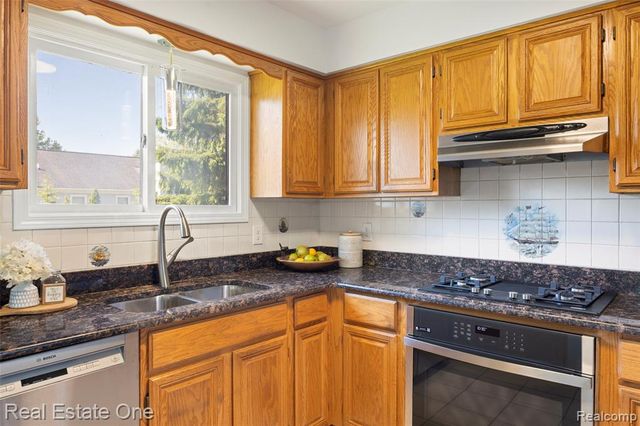 2202 Prescott Drive, Troy, MI 48083
