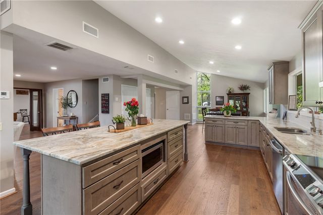 2120 Carter Lake Drive, College Station, TX 77845