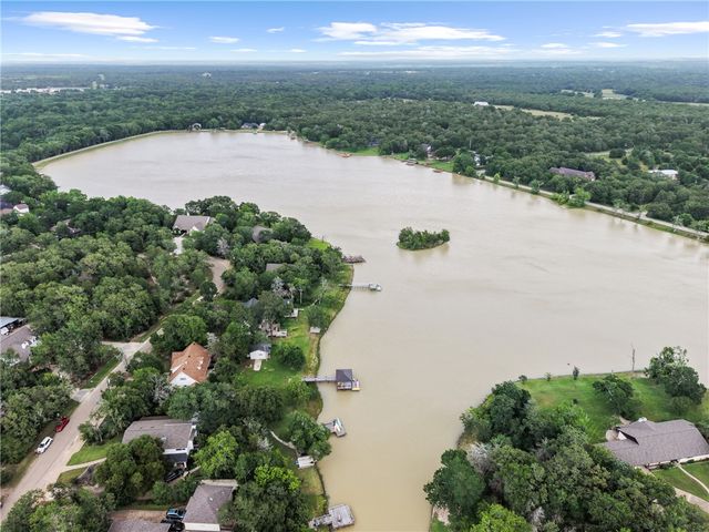 2120 Carter Lake Drive, College Station, TX 77845