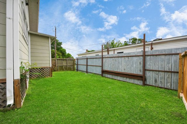 201 W Pitts Avenue, Pasadena, TX 77506