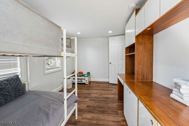 26 Oak St, Bloomingdale Boro, NJ 07403