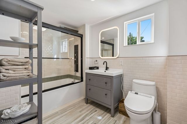 26 Oak St, Bloomingdale Boro, NJ 07403