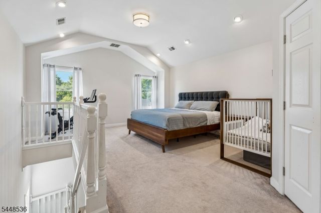 26 Oak St, Bloomingdale Boro, NJ 07403