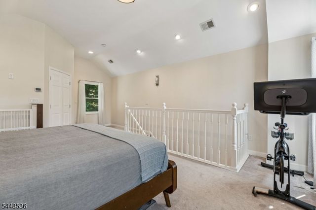 26 Oak St, Bloomingdale Boro, NJ 07403