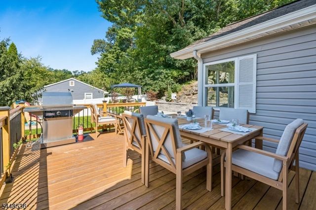 26 Oak St, Bloomingdale Boro, NJ 07403