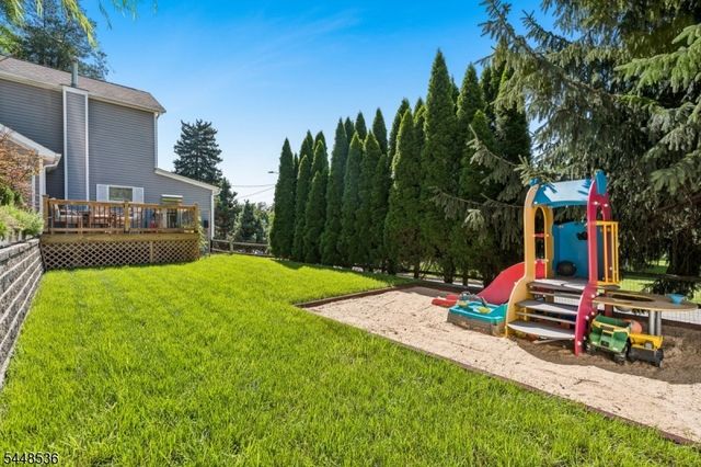 26 Oak St, Bloomingdale Boro, NJ 07403