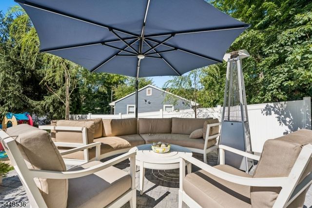 26 Oak St, Bloomingdale Boro, NJ 07403