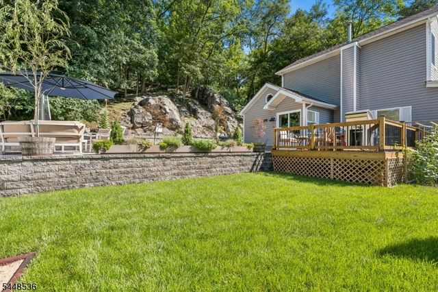 26 Oak St, Bloomingdale Boro, NJ 07403