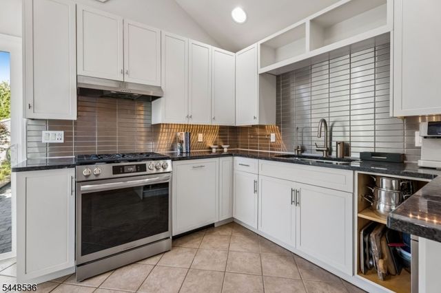 26 Oak St, Bloomingdale Boro, NJ 07403
