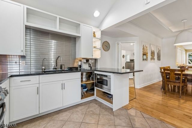 26 Oak St, Bloomingdale Boro, NJ 07403